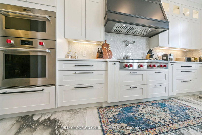 2401 Irene Cres, Oakville, L6M 5M5 | Image 2