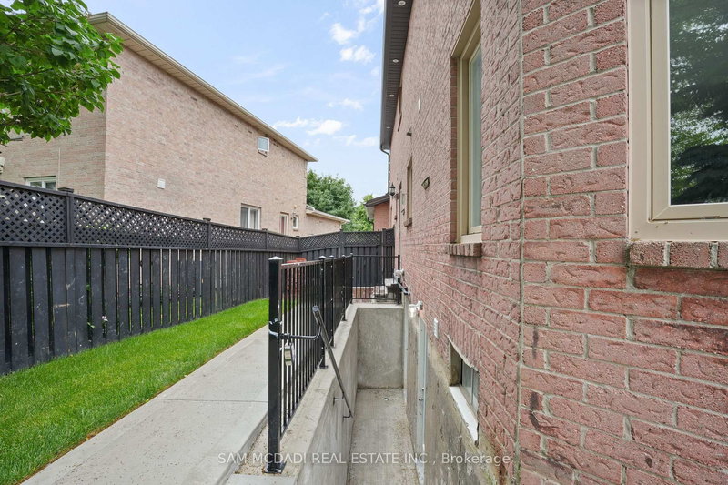 (Unit B) - 1527 Chiddingstone Circ, Mississauga, L5M 3P8 | Image 2