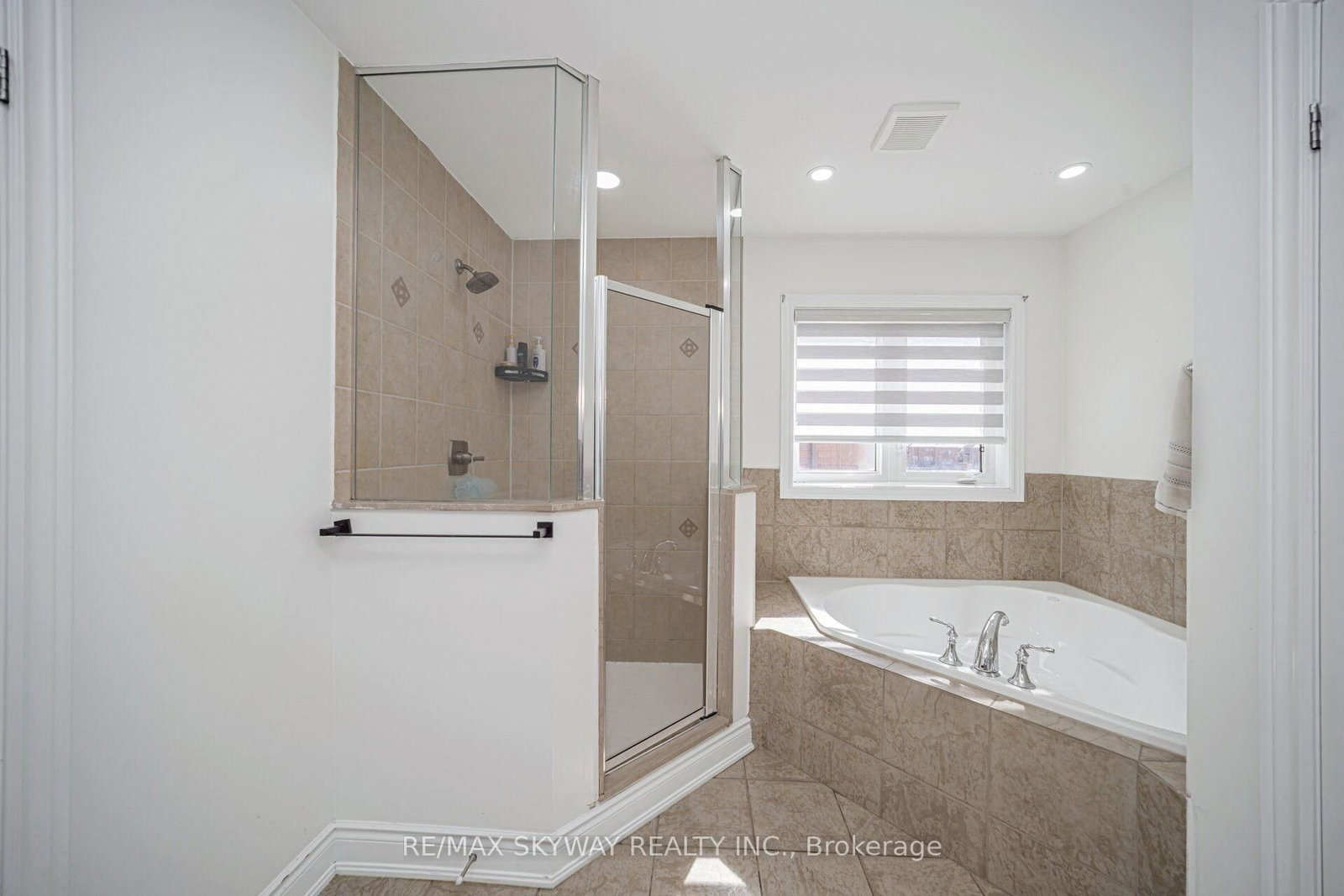 Detached House for sale at 44 Eaglesprings Crescent, Brampton, Ontario, L6P 2W2 - Bram East - MLS: W12884874