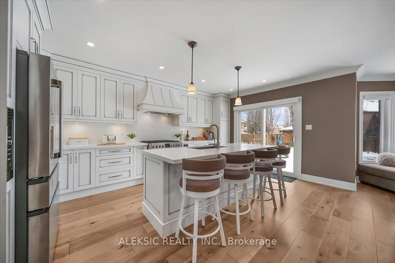 33 Hillpath Cres, Brampton, L6Z 4T7 | Image 2