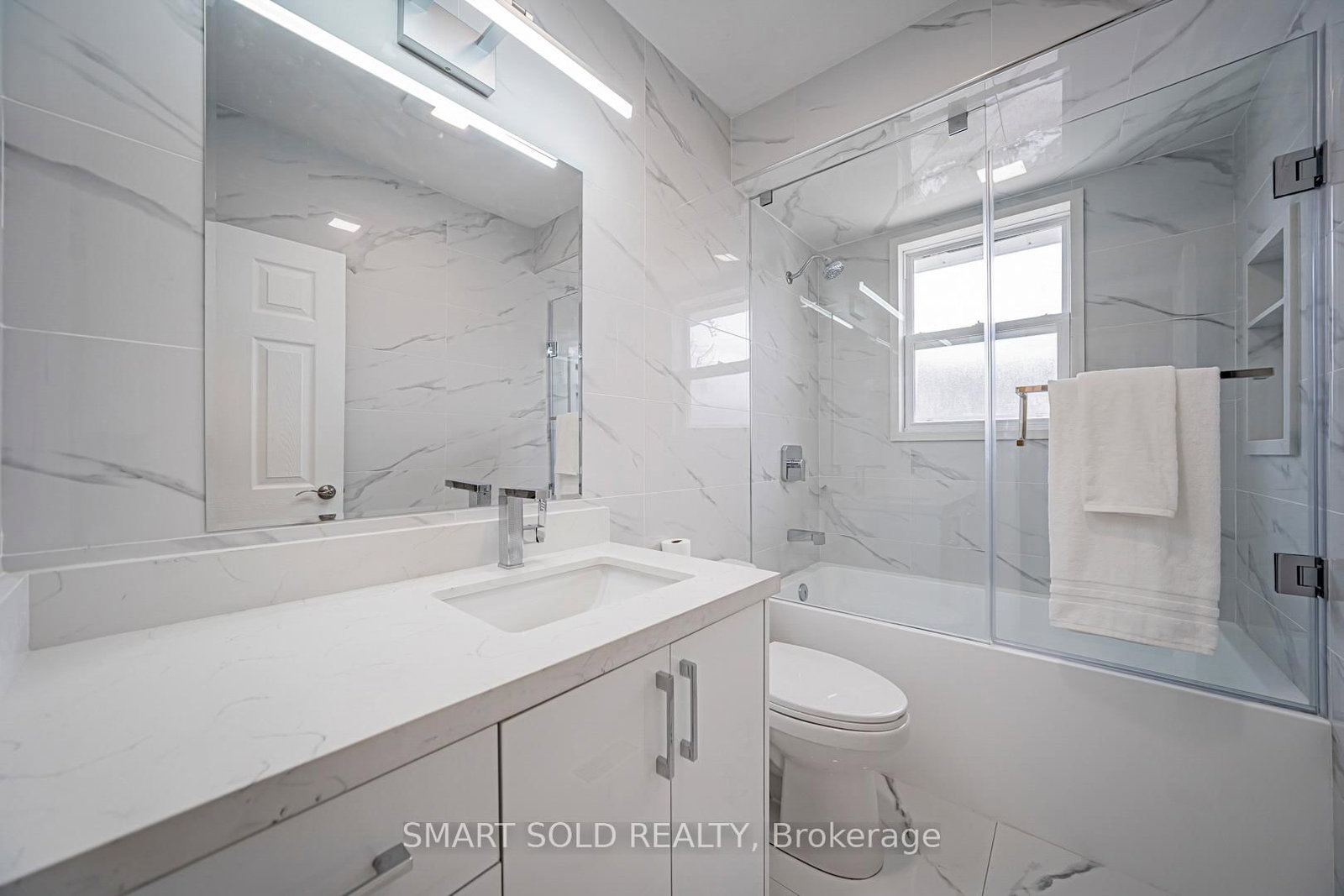 Detached House for sale at 995 Garrard Avenue, Mississauga, Ontario, L5E 1L4 - Lakeview - MLS: W12885392