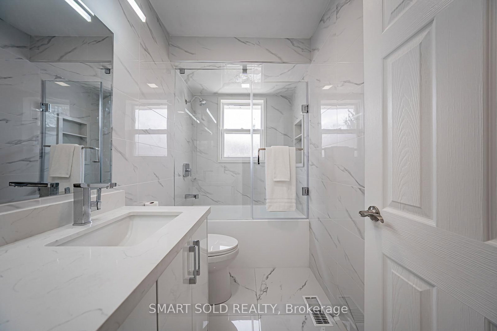 Detached House for sale at 995 Garrard Avenue, Mississauga, Ontario, L5E 1L4 - Lakeview - MLS: W12885392