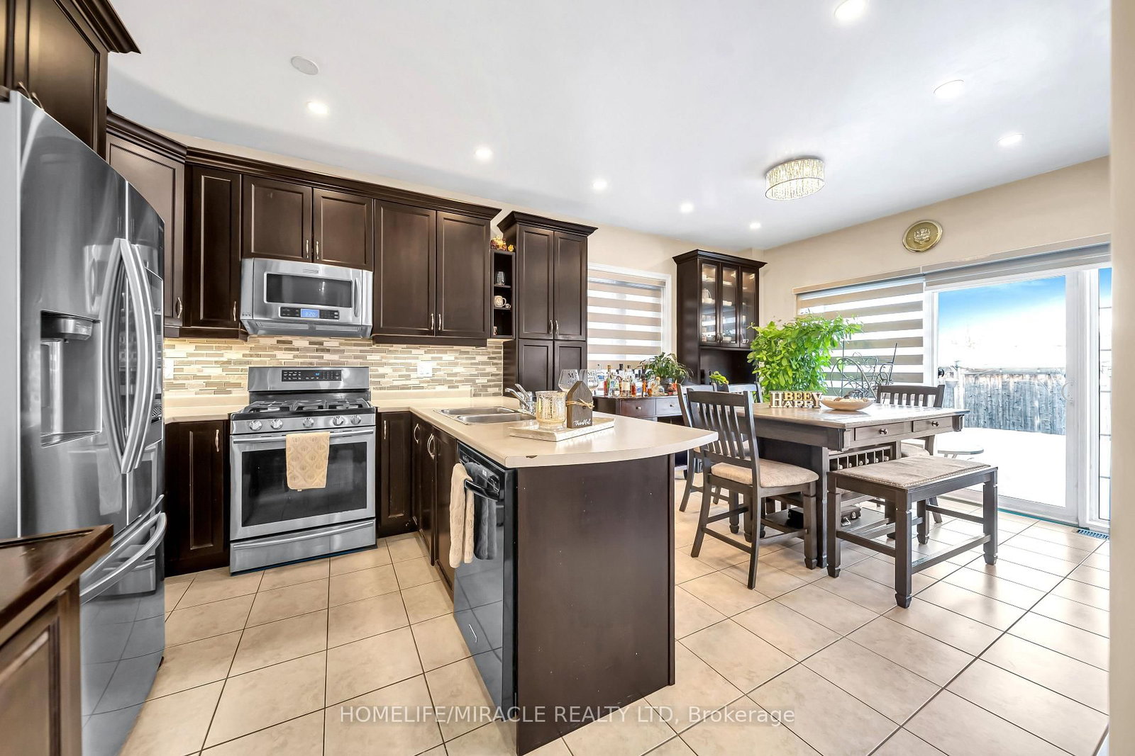 Detached House for sale at 4 Templeton Court, Brampton, Ontario, L6P 3B2 - Bram East - MLS: W12886158