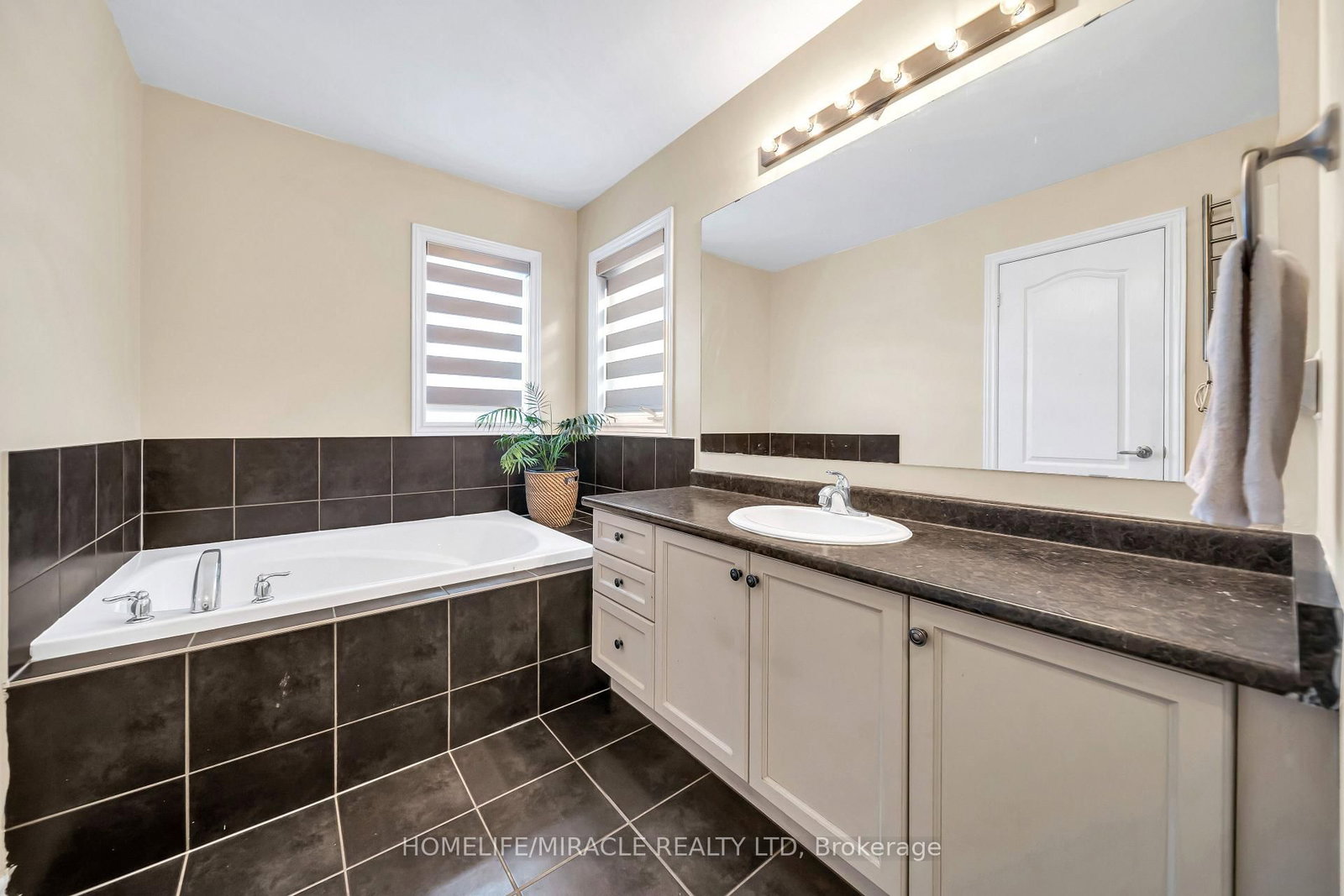 Detached House for sale at 4 Templeton Court, Brampton, Ontario, L6P 3B2 - Bram East - MLS: W12886158