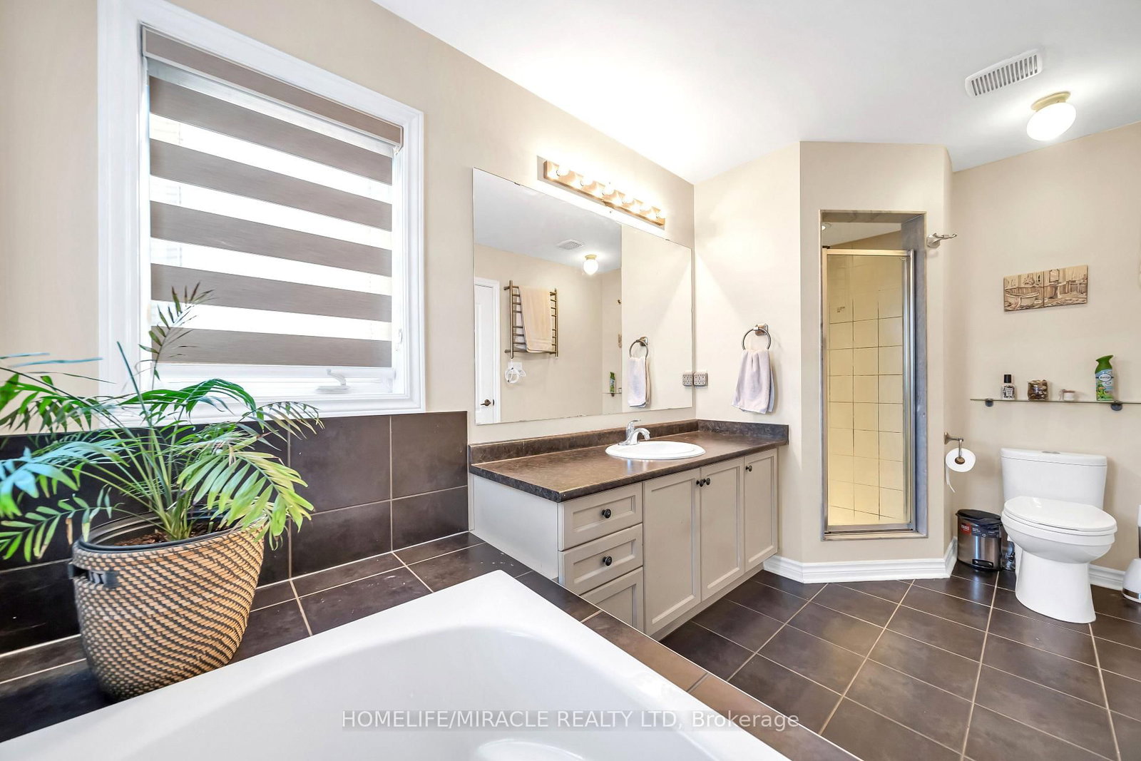 Detached House for sale at 4 Templeton Court, Brampton, Ontario, L6P 3B2 - Bram East - MLS: W12886158