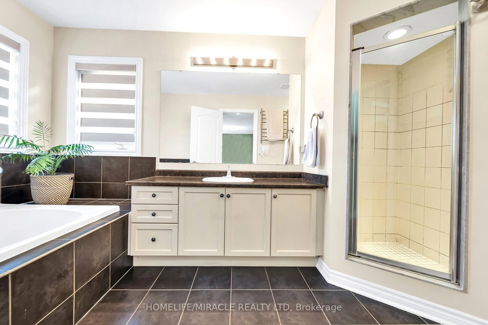 Detached House for sale at 4 Templeton Court, Brampton, Ontario, L6P 3B2 - Bram East - MLS: W12886158