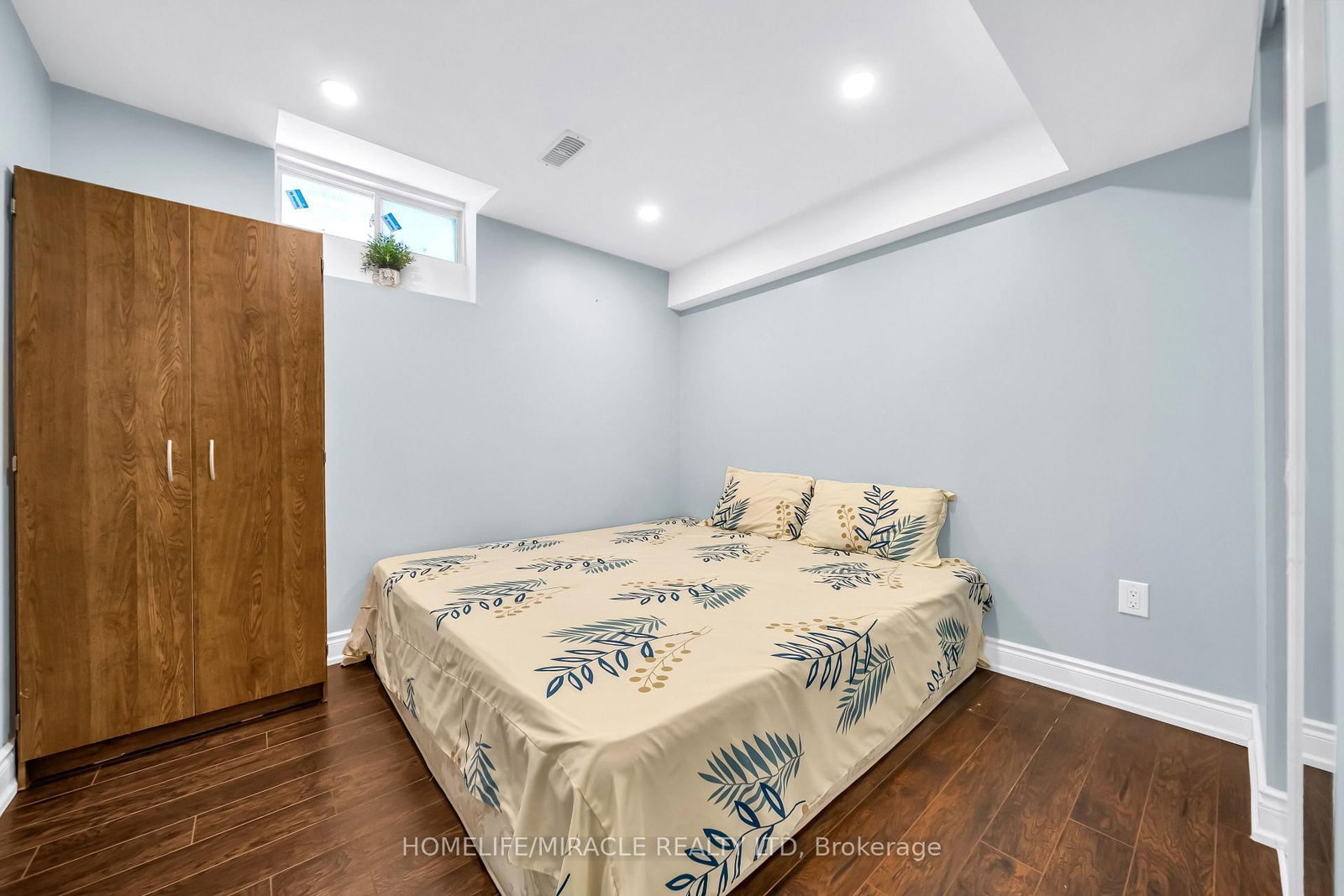 Detached House for sale at 4 Templeton Court, Brampton, Ontario, L6P 3B2 - Bram East - MLS: W12886158