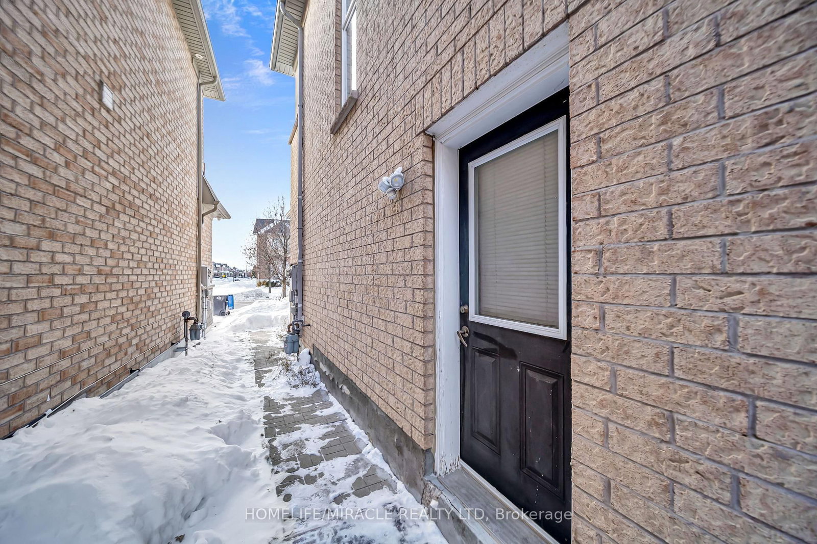 Detached House for sale at 4 Templeton Court, Brampton, Ontario, L6P 3B2 - Bram East - MLS: W12886158