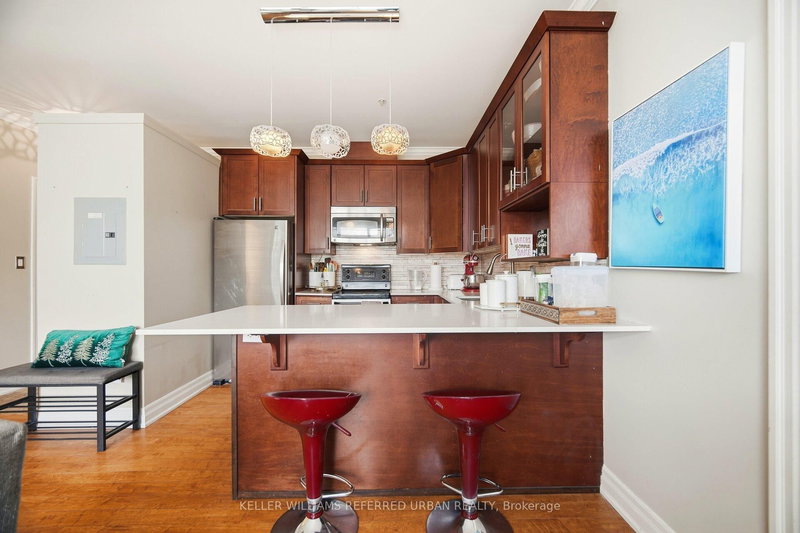 305 - 459 Kerr St, Oakville, L6K 3C2 | Image 3