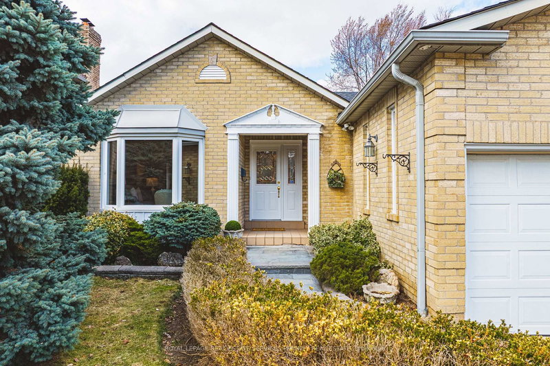 1595 Flamborough Circ, Mississauga, L5M 3M8 | Image 2