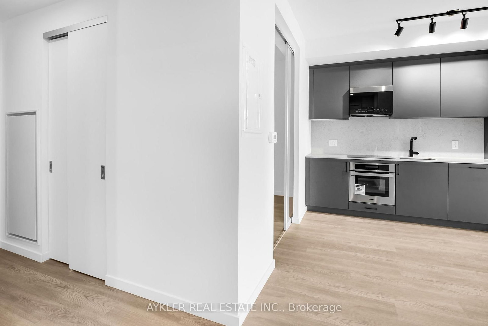 Condo for lease at 410-689 The Queensway, Toronto, Ontario, M8Y 1L1 - Stonegate-Queensway - MLS: W12886674