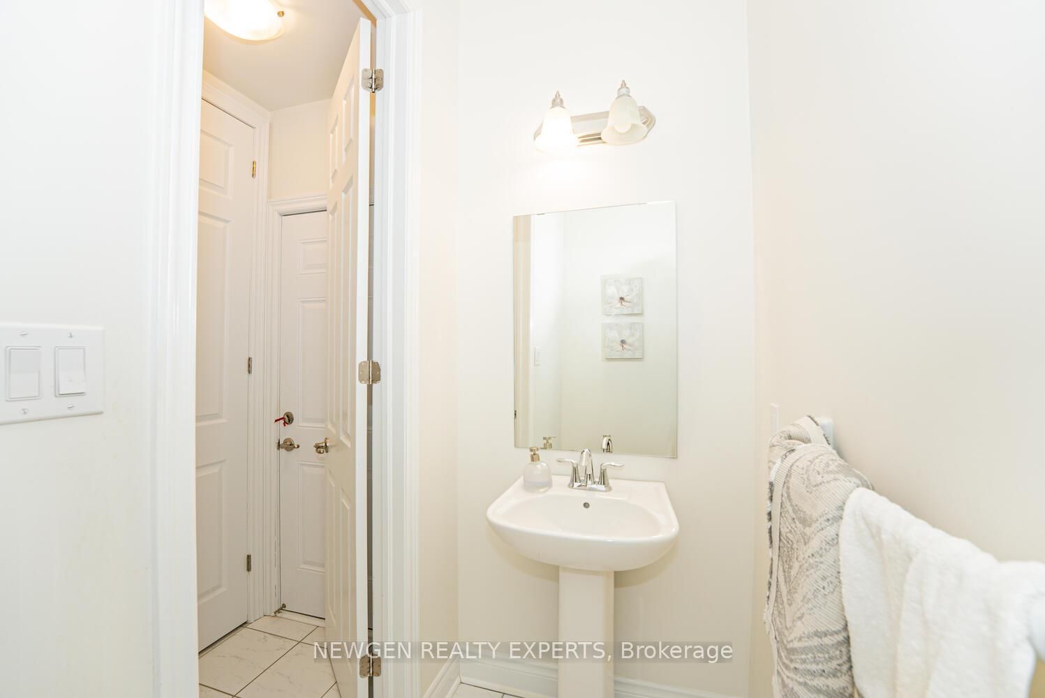 Detached House for sale at 17 Monarch Drive, Halton Hills, Ontario, L7G 0H9 - Georgetown - MLS: W12887980