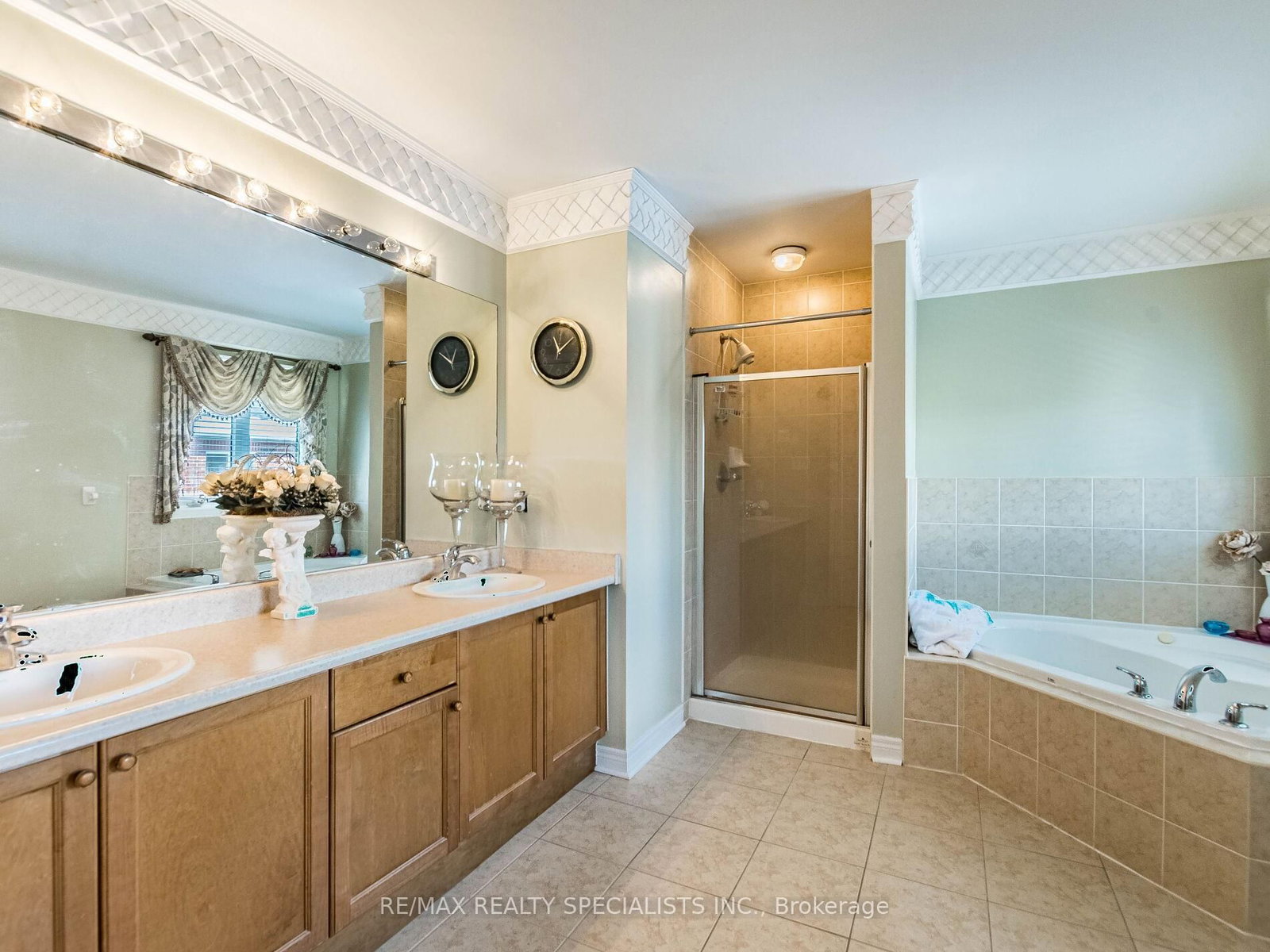 Detached House for sale at 9 Pepperbush Road, Brampton, Ontario, L6P 2L5 - Bram East - MLS: W12888072