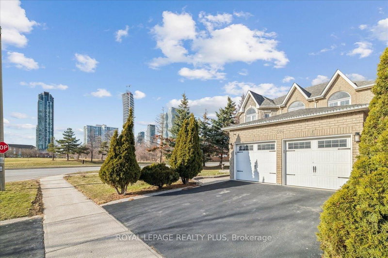 3561 Old Orchard Park Dr, Mississauga, L5B 4E3 | Image 2