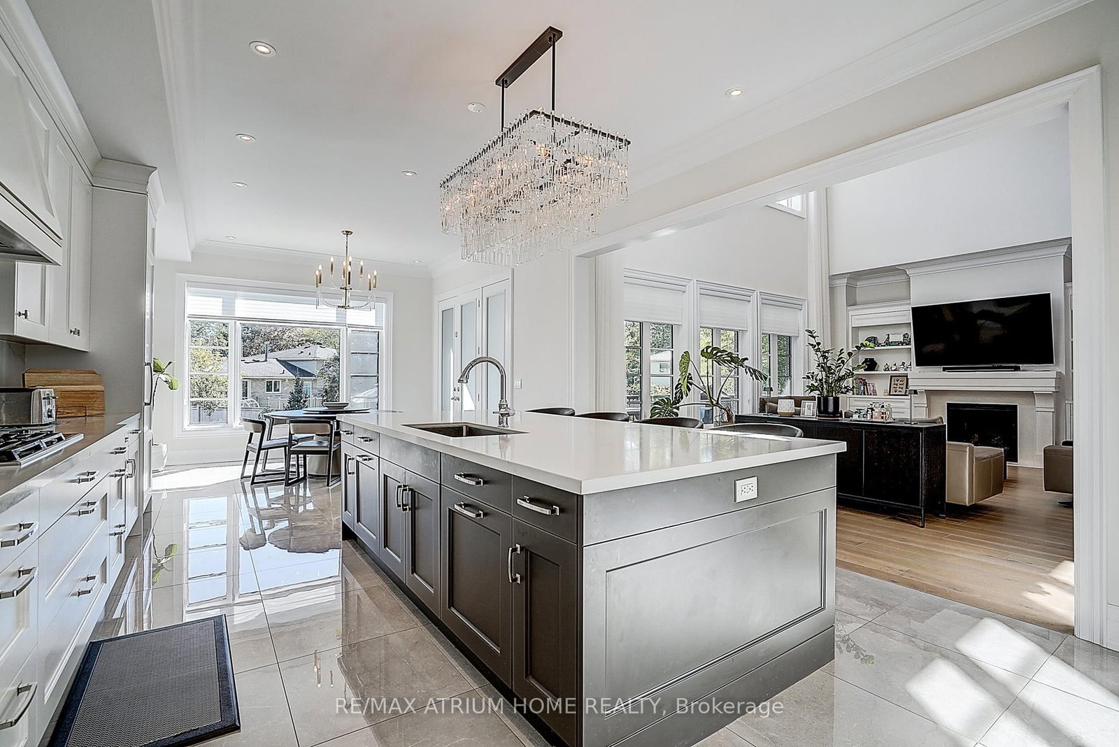 Detached House for sale at 246 Nyla Court, Oakville, Ontario, L6L 0G8 - Bronte - MLS: W12889180