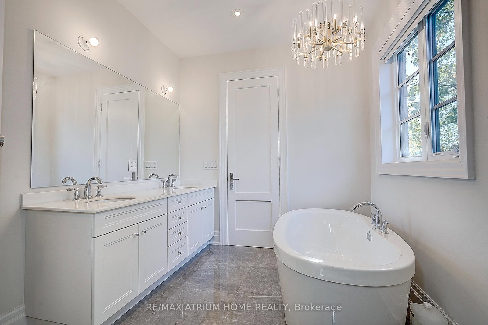 Detached House for sale at 246 Nyla Court, Oakville, Ontario, L6L 0G8 - Bronte - MLS: W12889180