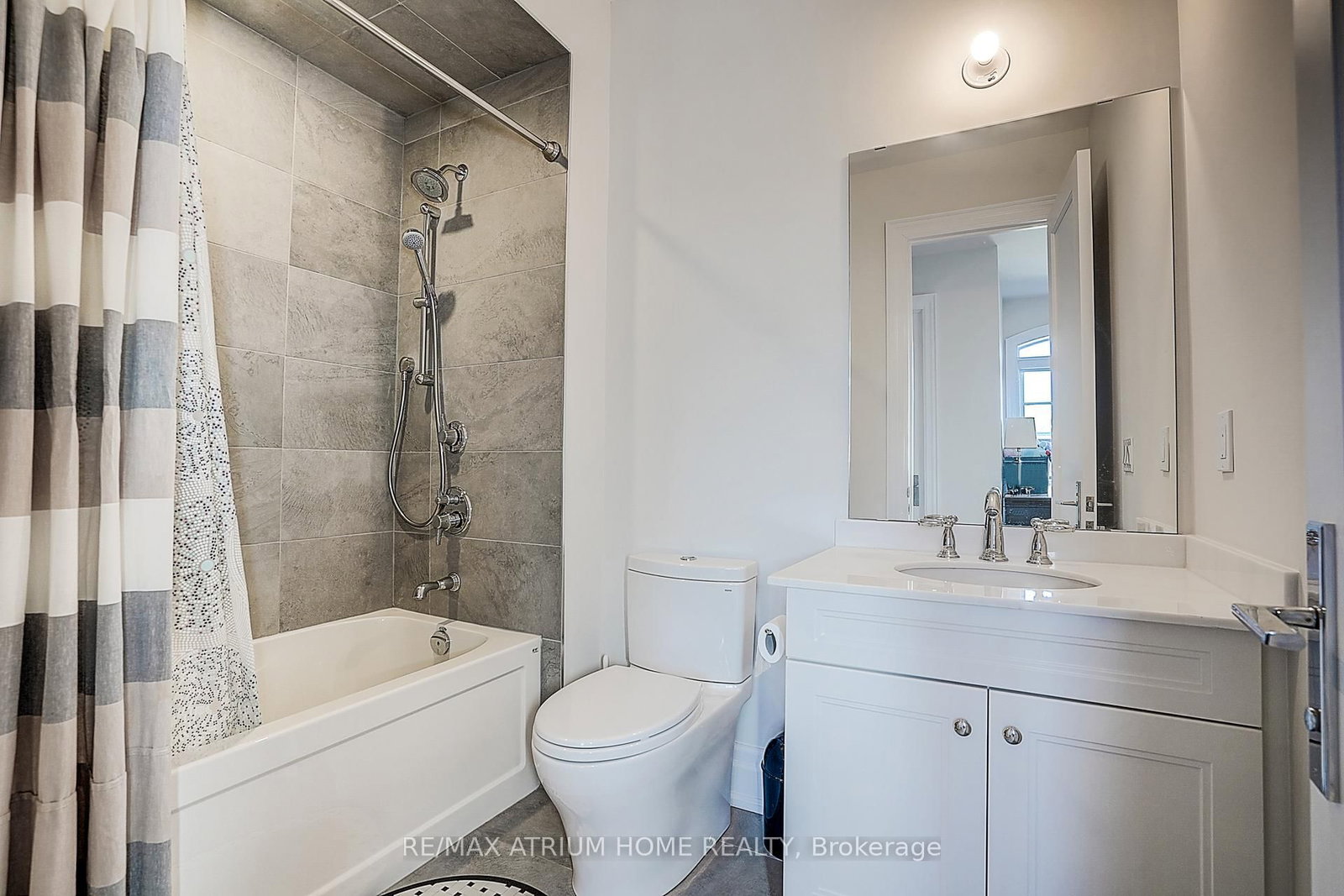 Detached House for sale at 246 Nyla Court, Oakville, Ontario, L6L 0G8 - Bronte - MLS: W12889180