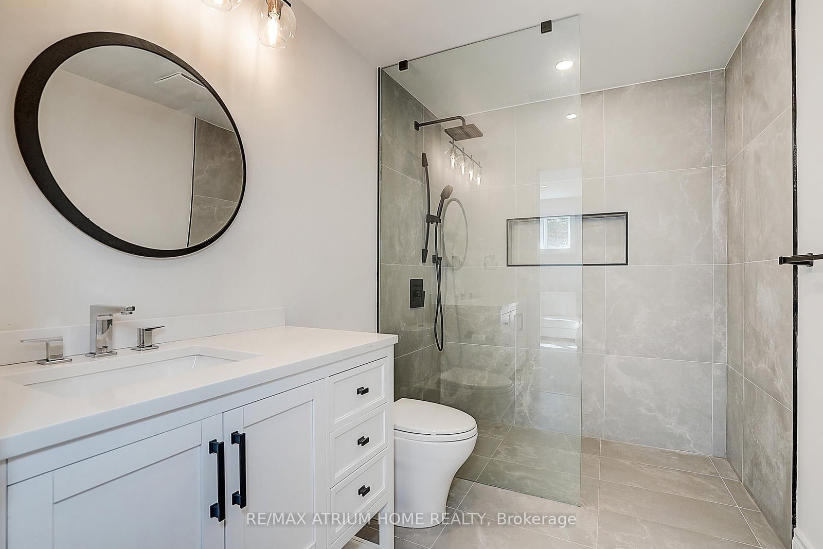 Detached House for sale at 246 Nyla Court, Oakville, Ontario, L6L 0G8 - Bronte - MLS: W12889180