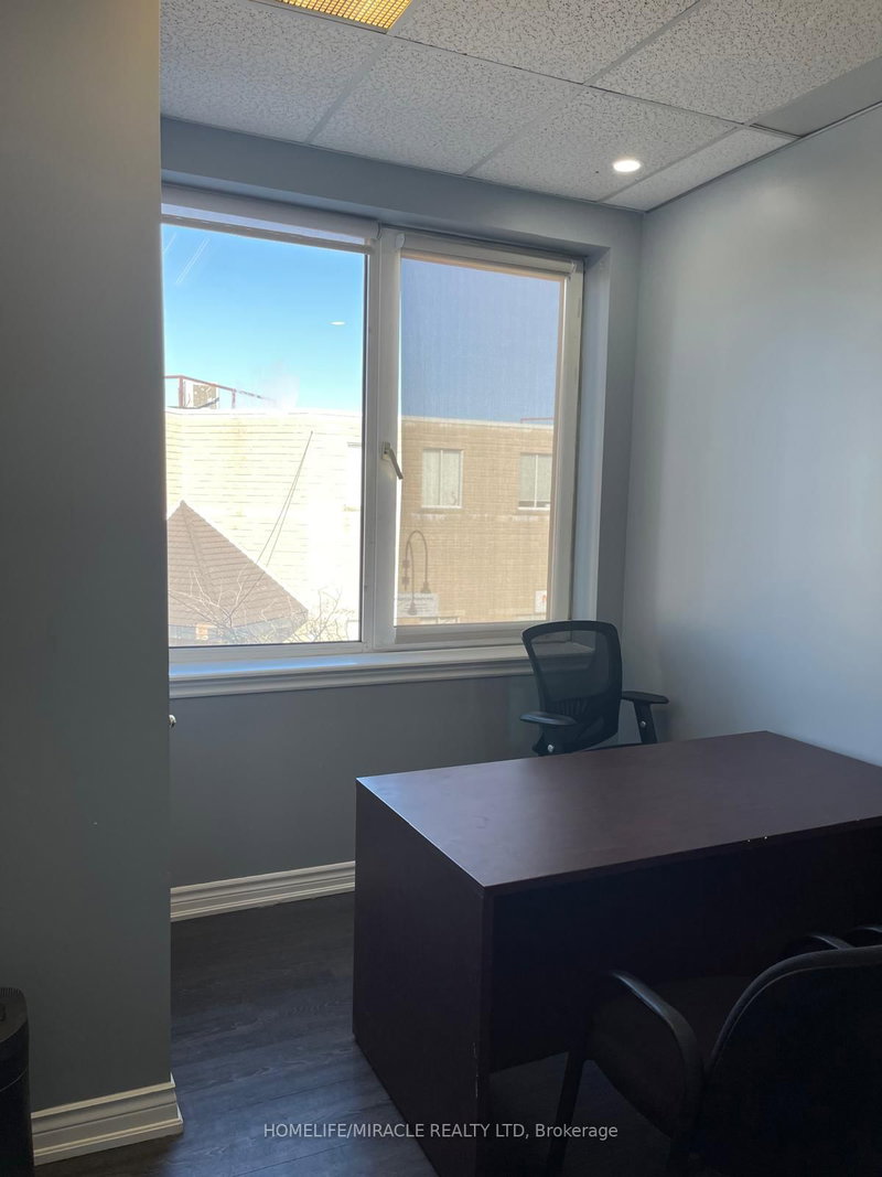 211-P - 2359 RoyalWindsor, Mississauga, L5J 4S9 | Image 2