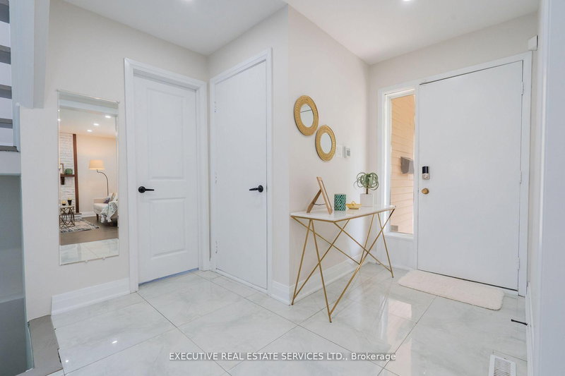 36 Blueridge Sq, Brampton, L6Z 1A1 | Image 2