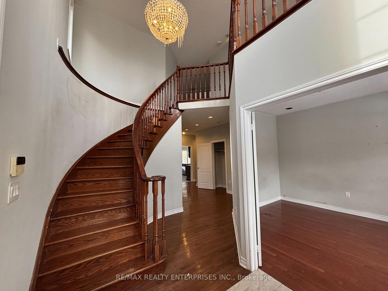 5914 Long Valley Rd, Mississauga, L5M 6J6 | Image 2