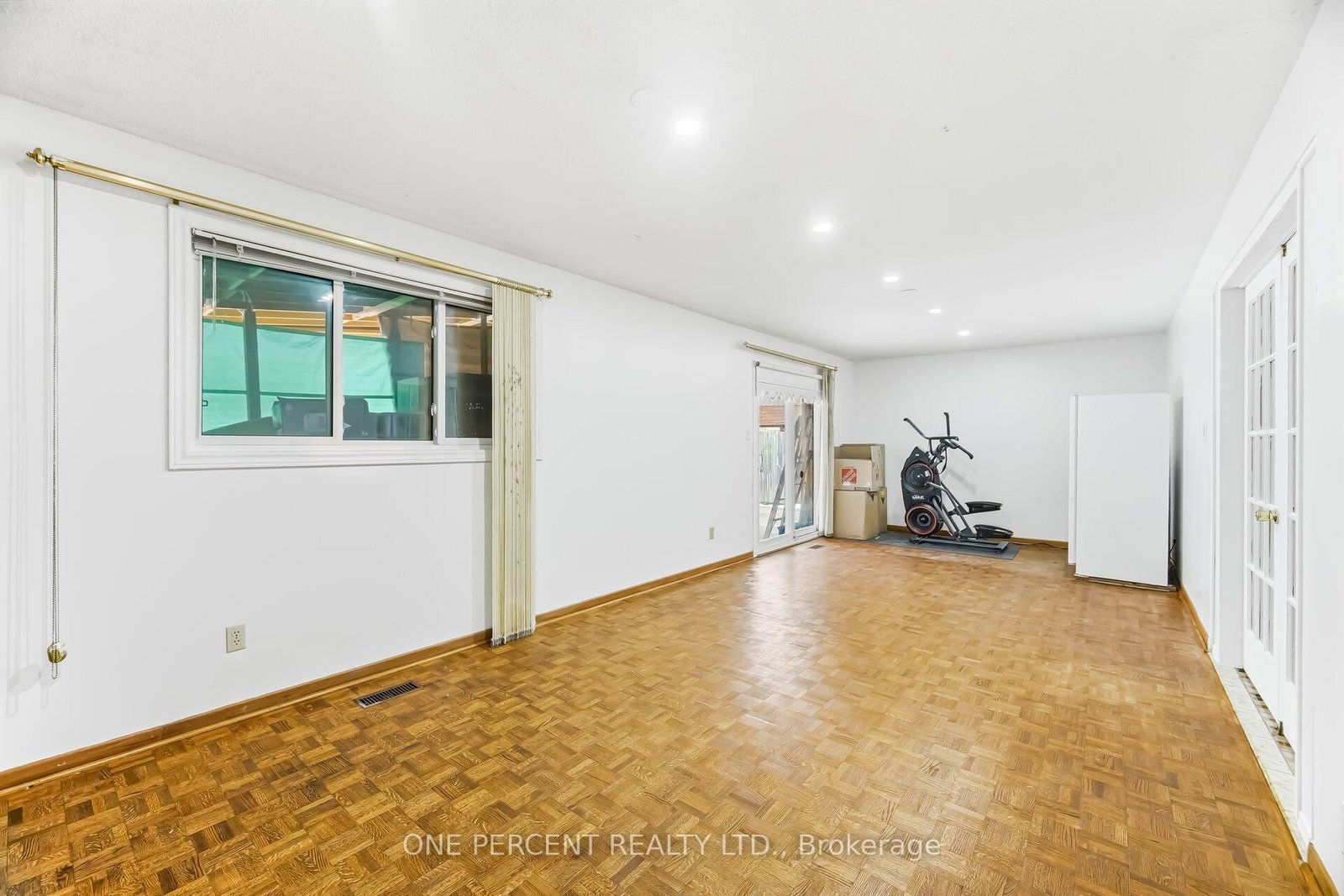 Detached House for sale at 4 Manorcrest Street, Brampton, Ontario, L6S 2W9 - Central Park - MLS: W12894224