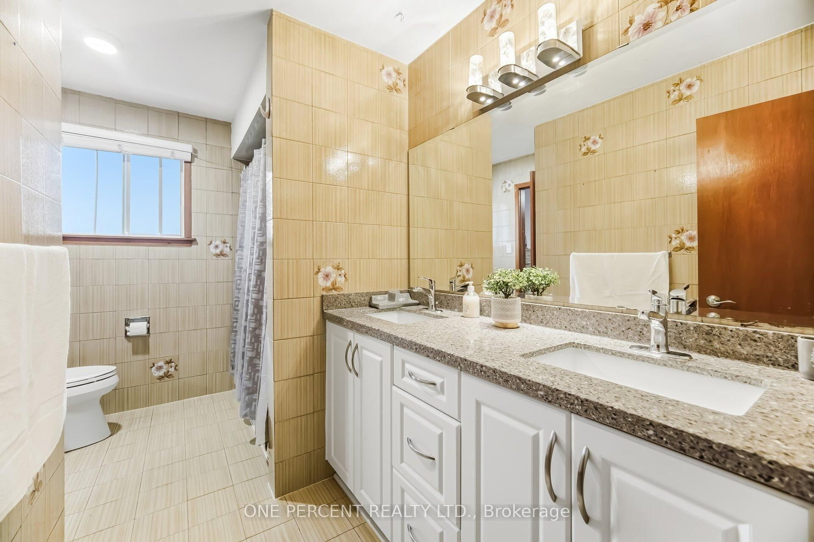 Detached House for sale at 4 Manorcrest Street, Brampton, Ontario, L6S 2W9 - Central Park - MLS: W12894224