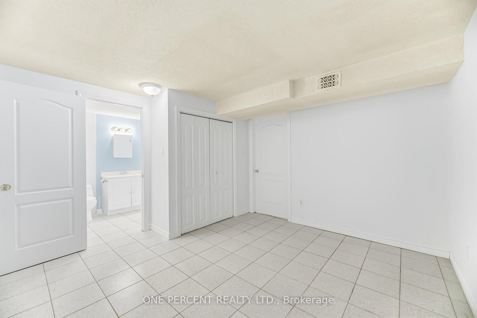 Detached House for sale at 4 Manorcrest Street, Brampton, Ontario, L6S 2W9 - Central Park - MLS: W12894224