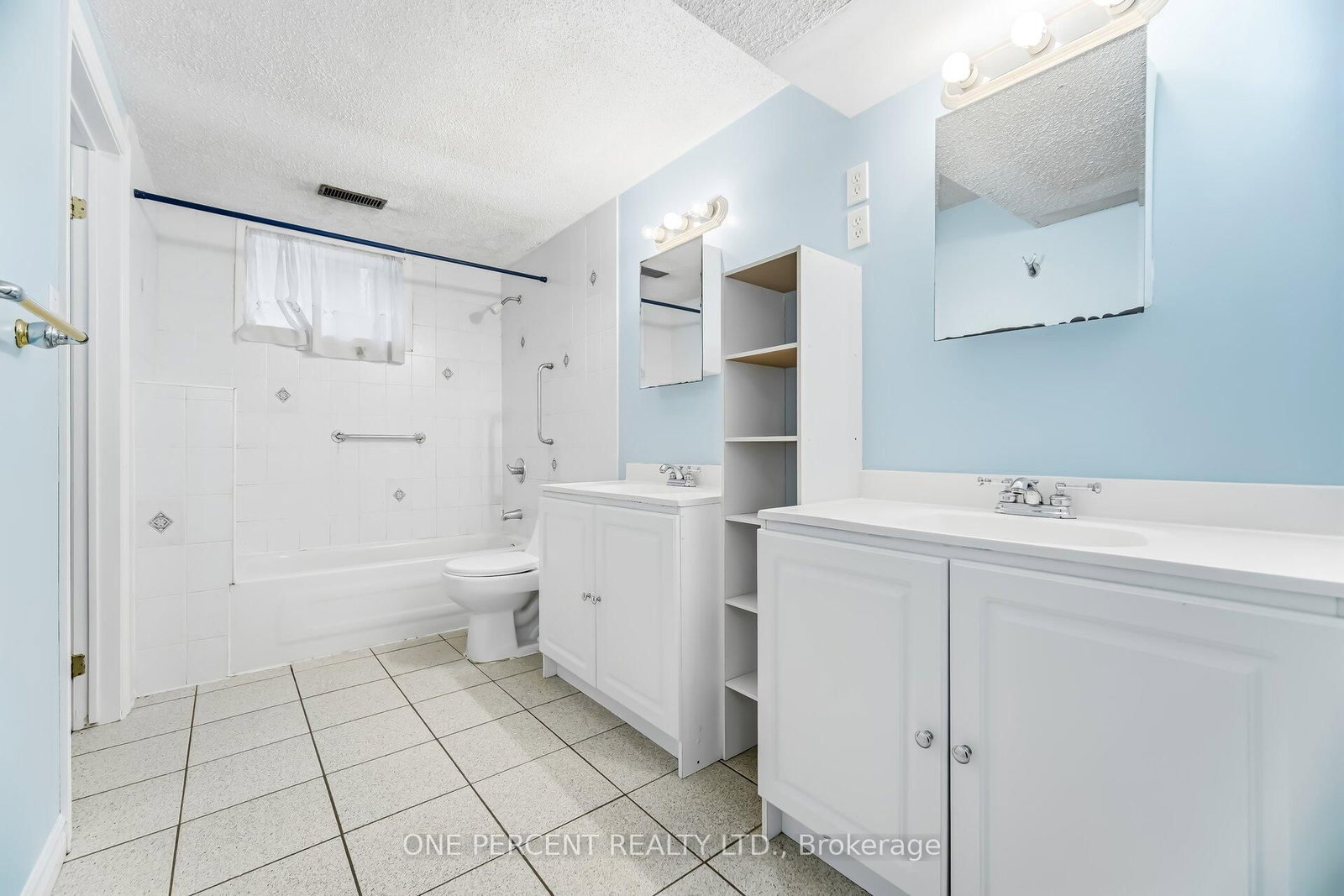 Detached House for sale at 4 Manorcrest Street, Brampton, Ontario, L6S 2W9 - Central Park - MLS: W12894224