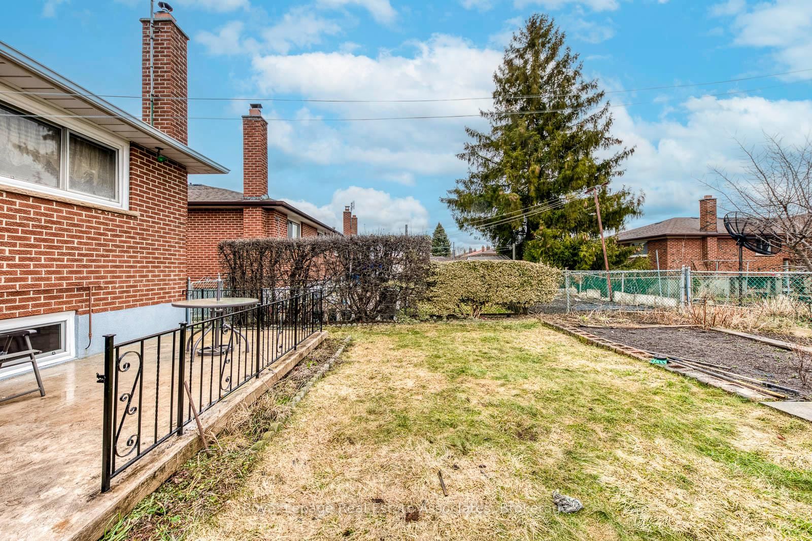 Semi-Detached House for sale at 37 Prouse Drive, Brampton, Ontario, L6V 3A3 - Brampton North - MLS: W12894338