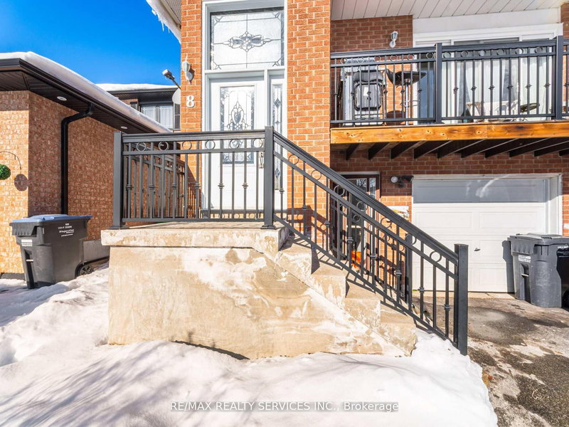 8 Deerpark Cres, Brampton, L6X 2T7 | Image 2