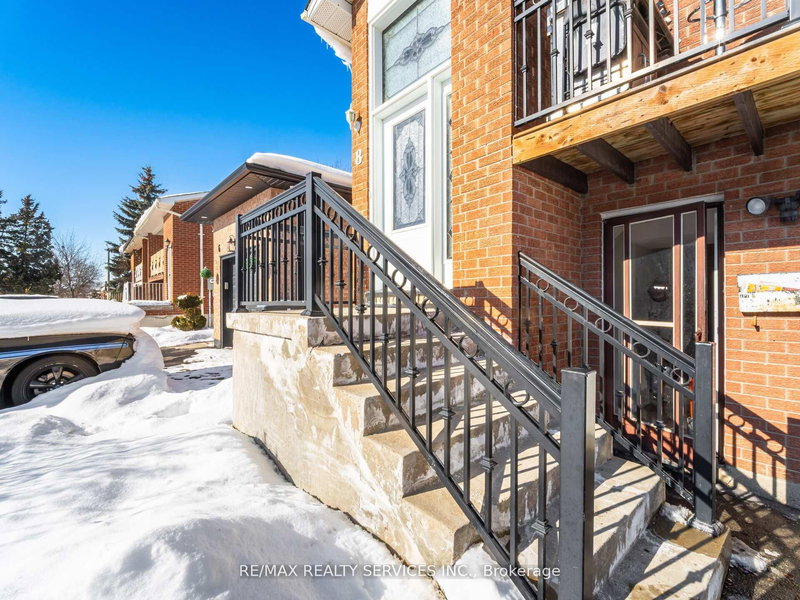 8 Deerpark Cres, Brampton, L6X 2T7 | Image 3