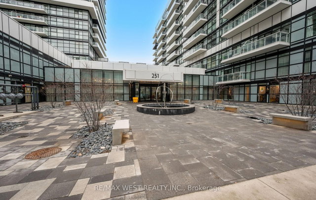 2702 - 251 Manitoba Street