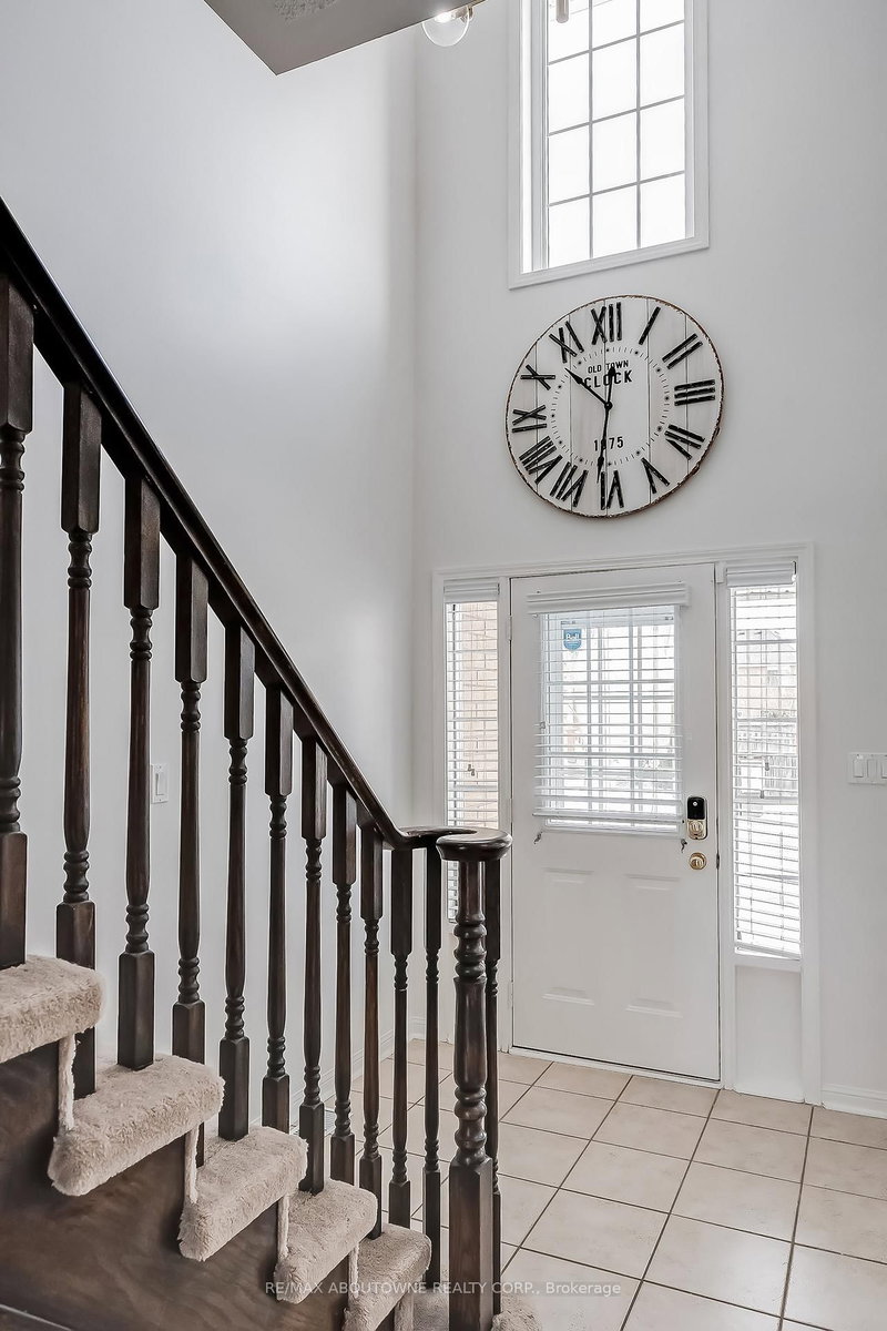 599 Caverhill Cres, Milton, L9T 5K1 | Image 3