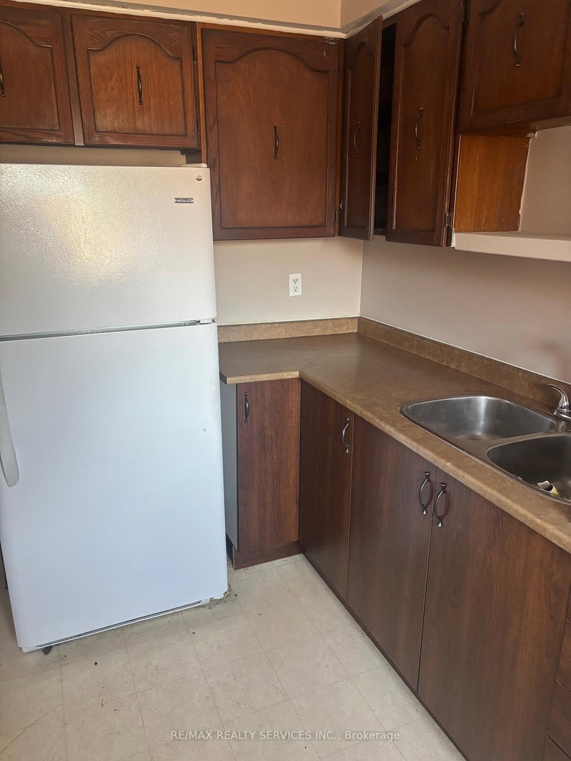 119 Moregate Cres, Brampton, L6S 3K9 | Image 2