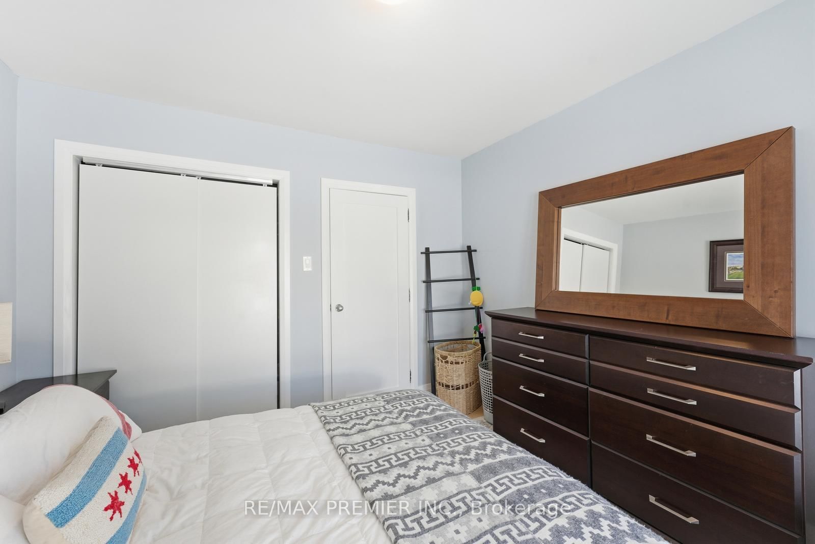 Detached House for sale at 368 Lees Lane, Oakville, Ontario, L6L 4S5 - West - MLS: W12896508