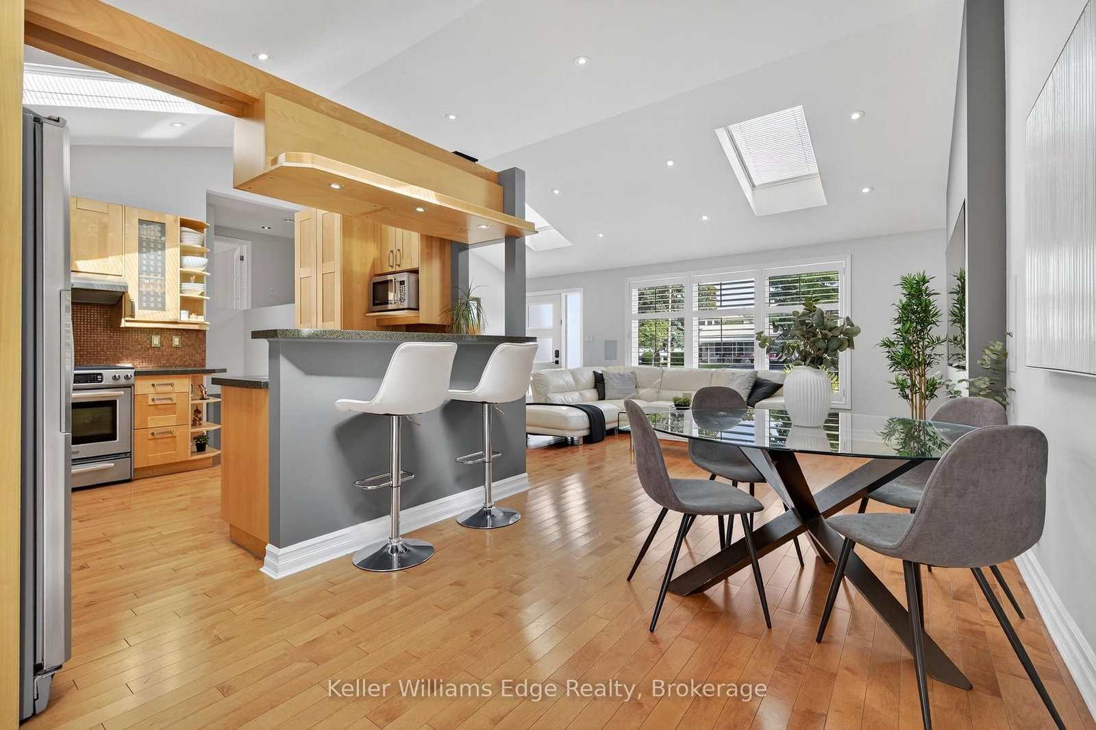 Detached House for sale at 400 Sunset Drive, Oakville, Ontario, L6L 3N2 - West - MLS: W12897010