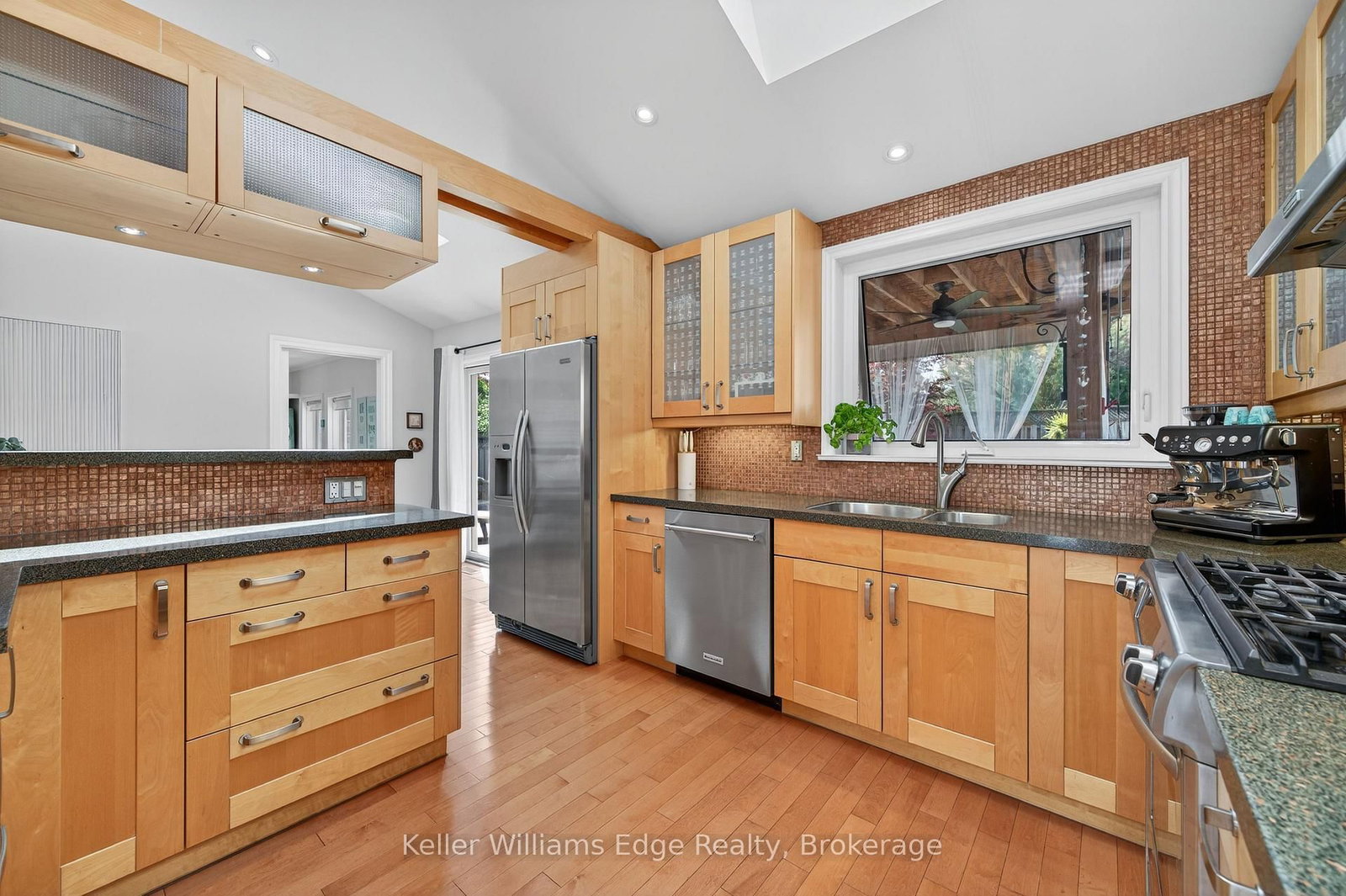 Detached House for sale at 400 Sunset Drive, Oakville, Ontario, L6L 3N2 - West - MLS: W12897010