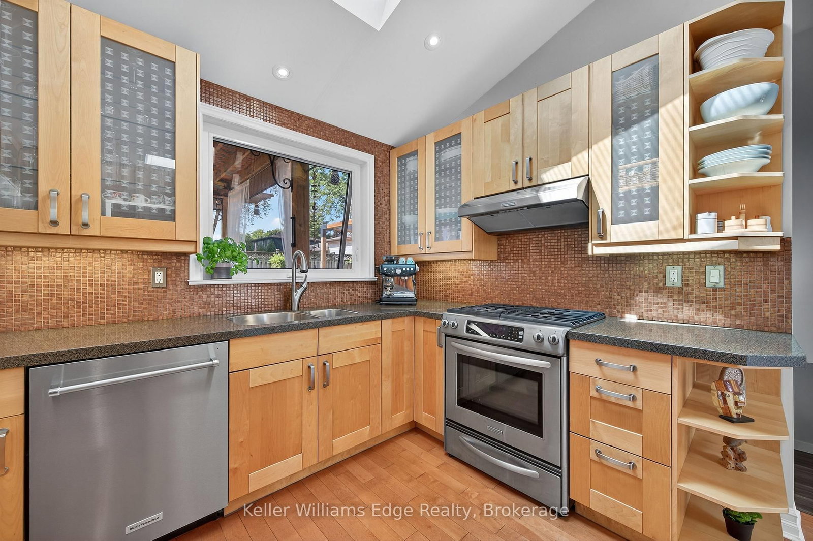 Detached House for sale at 400 Sunset Drive, Oakville, Ontario, L6L 3N2 - West - MLS: W12897010