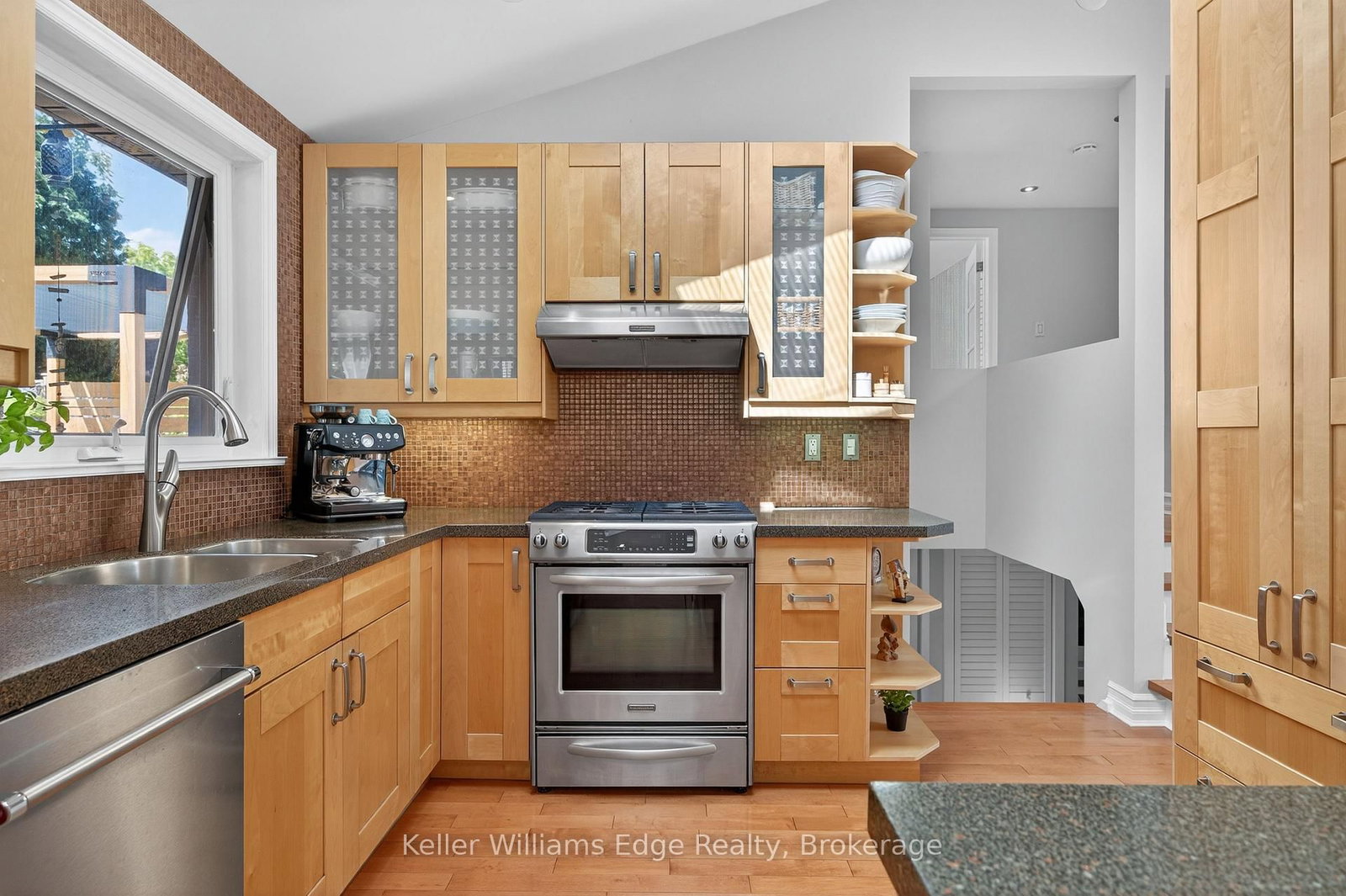 Detached House for sale at 400 Sunset Drive, Oakville, Ontario, L6L 3N2 - West - MLS: W12897010