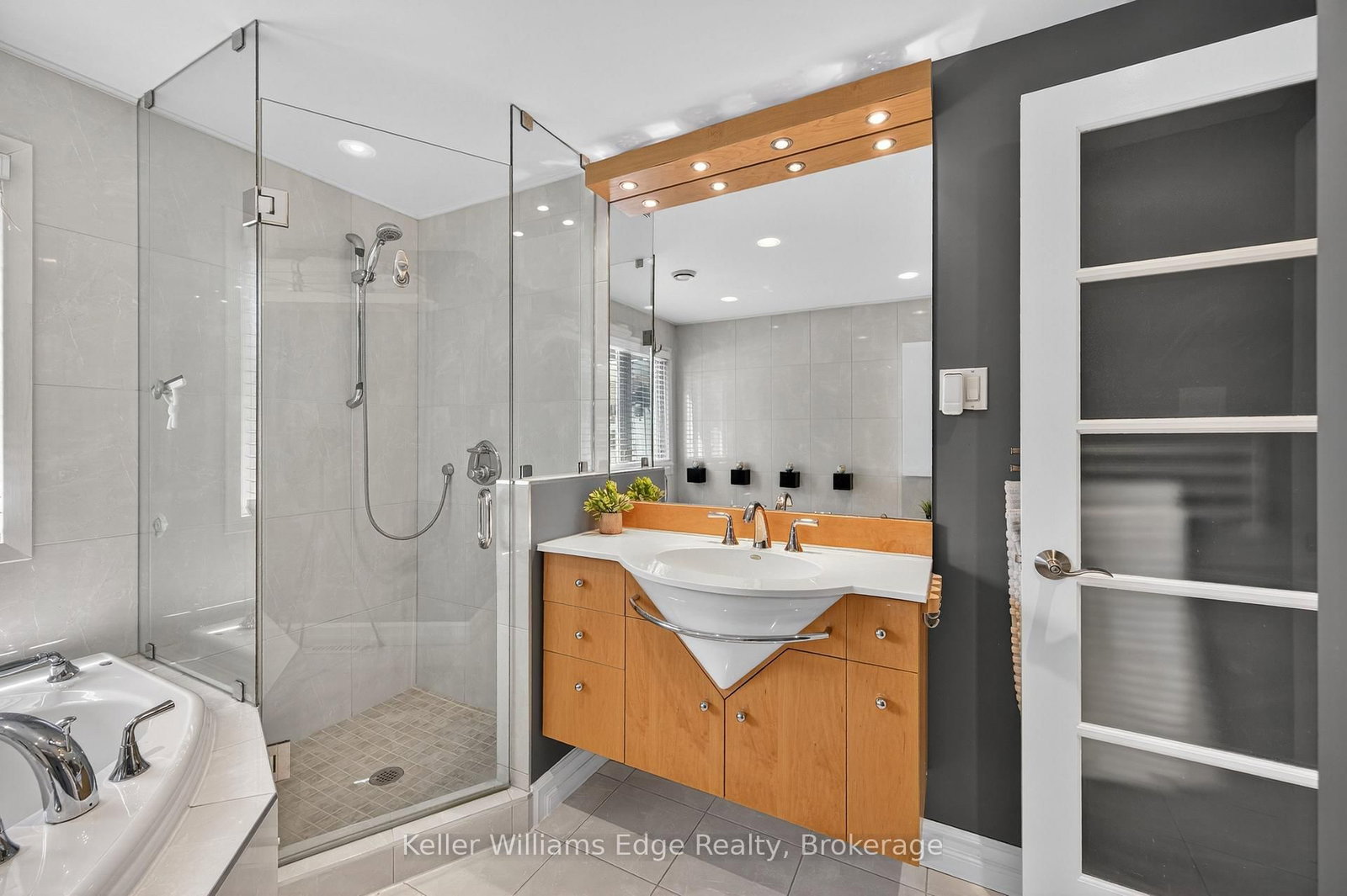 Detached House for sale at 400 Sunset Drive, Oakville, Ontario, L6L 3N2 - West - MLS: W12897010