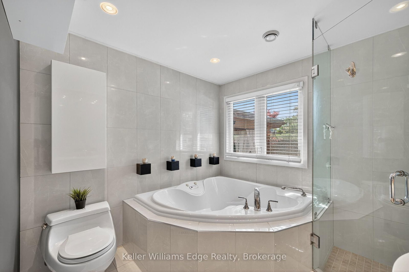 Detached House for sale at 400 Sunset Drive, Oakville, Ontario, L6L 3N2 - West - MLS: W12897010