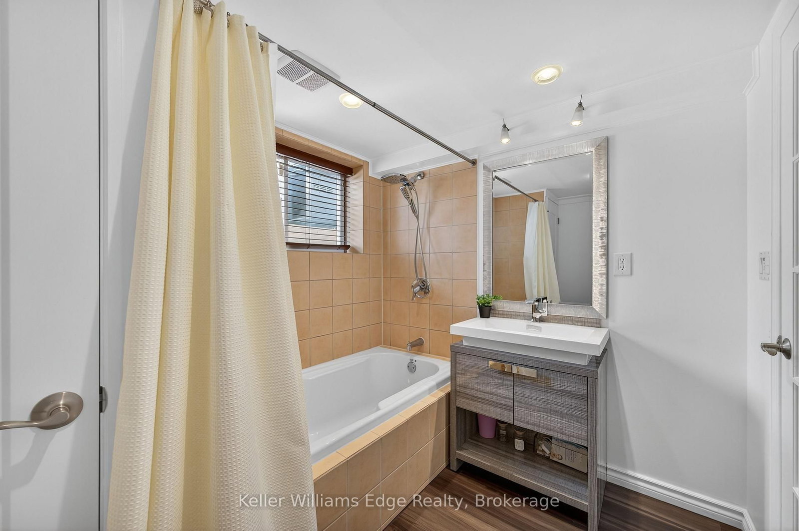 Detached House for sale at 400 Sunset Drive, Oakville, Ontario, L6L 3N2 - West - MLS: W12897010