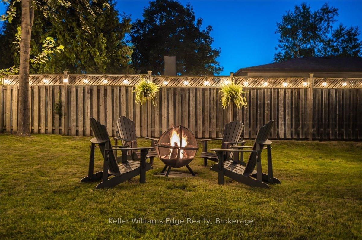 Detached House for sale at 400 Sunset Drive, Oakville, Ontario, L6L 3N2 - West - MLS: W12897010