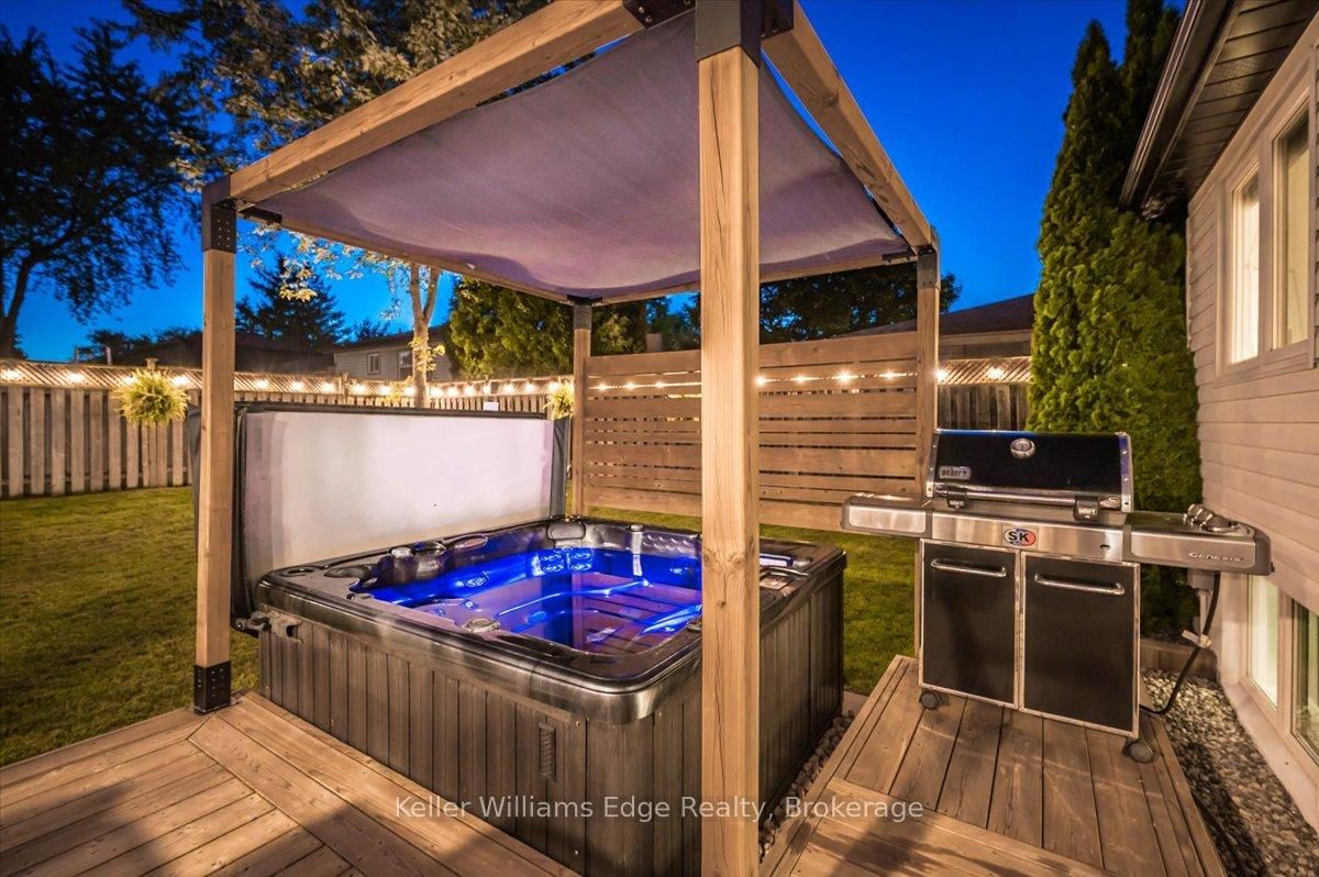 Detached House for sale at 400 Sunset Drive, Oakville, Ontario, L6L 3N2 - West - MLS: W12897010