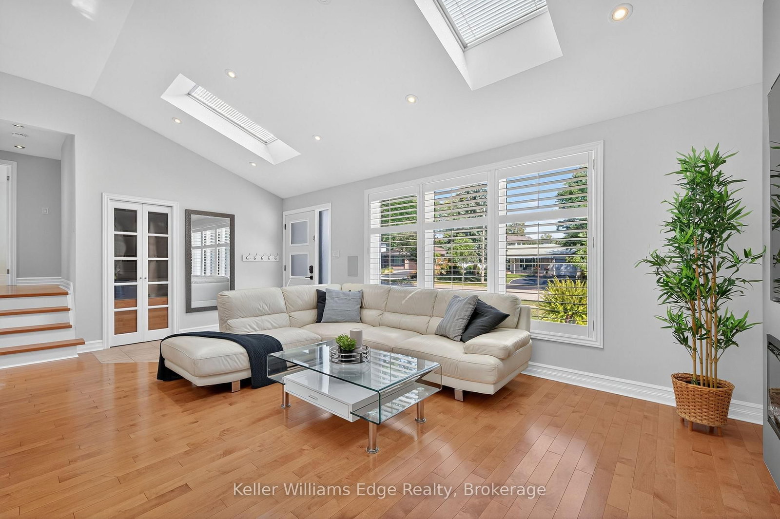 Detached House for sale at 400 Sunset Drive, Oakville, Ontario, L6L 3N2 - West - MLS: W12897010