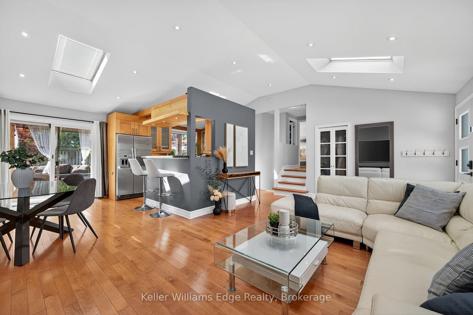 Detached House for sale at 400 Sunset Drive, Oakville, Ontario, L6L 3N2 - West - MLS: W12897010