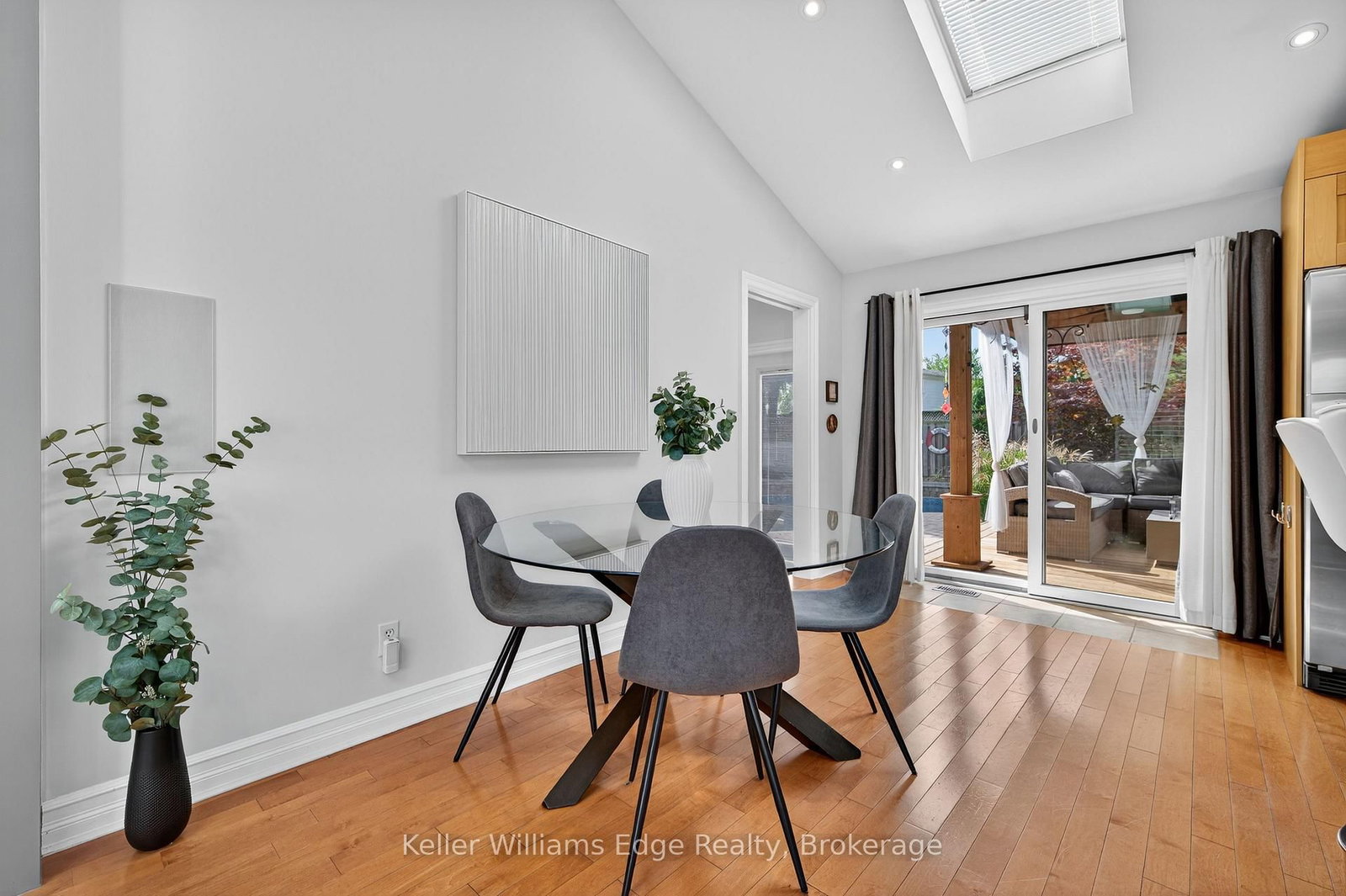 Detached House for sale at 400 Sunset Drive, Oakville, Ontario, L6L 3N2 - West - MLS: W12897010