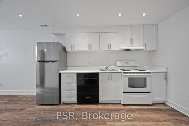 Lower - 965 Briar Hill Ave, Toronto, M6B 1M4 | Image 3