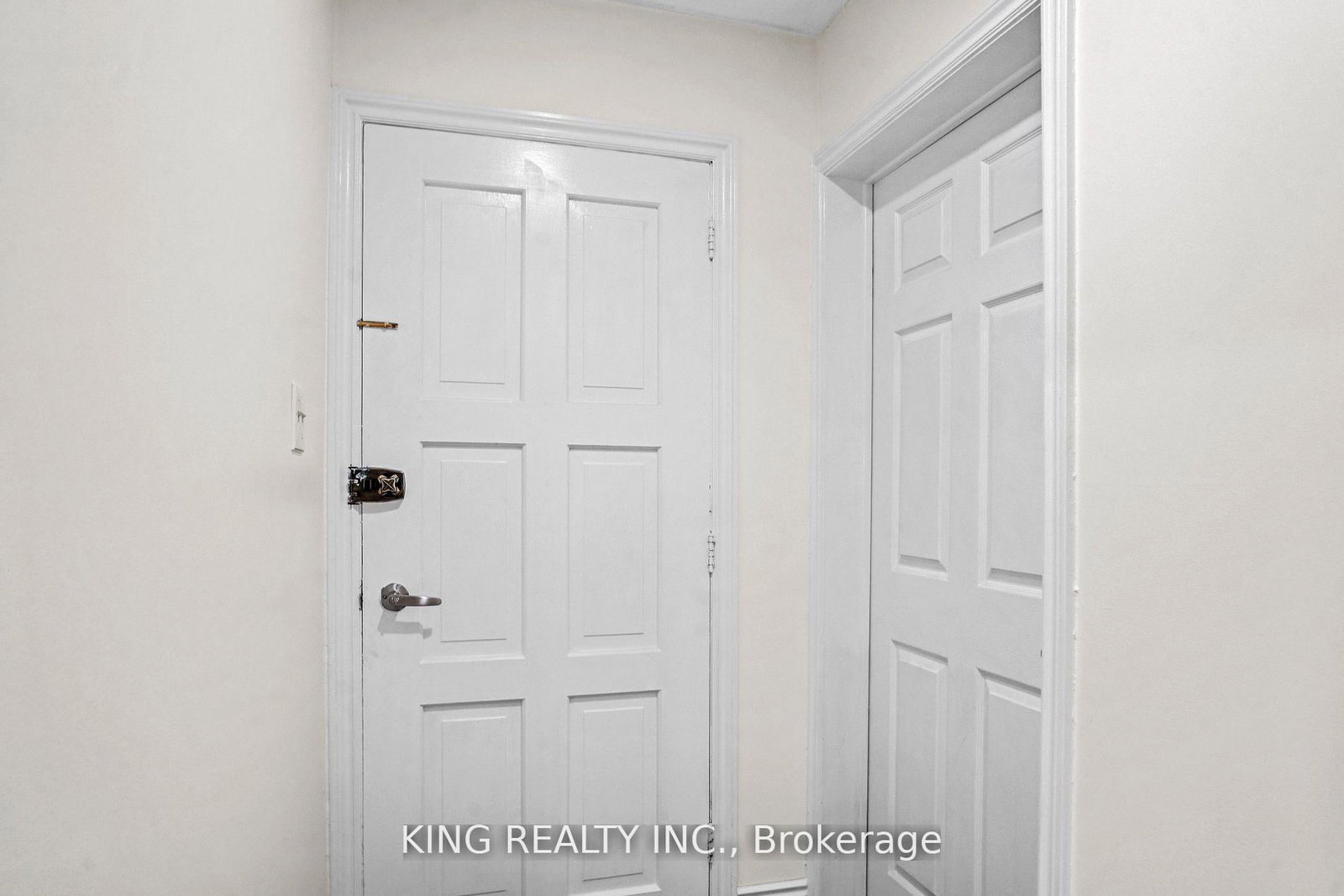 Semi-Detached House for sale at 16 Wimbledon Court, Brampton, Ontario, L6V 2S4 - Brampton North - MLS: W12897962